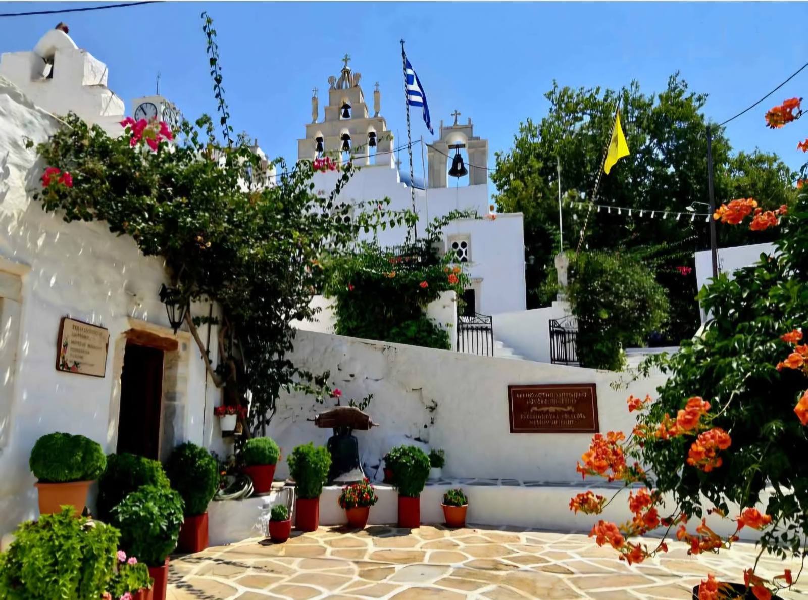 Το πλακόστρωτο προαύλιο του Μουσείου Φιλωτίου