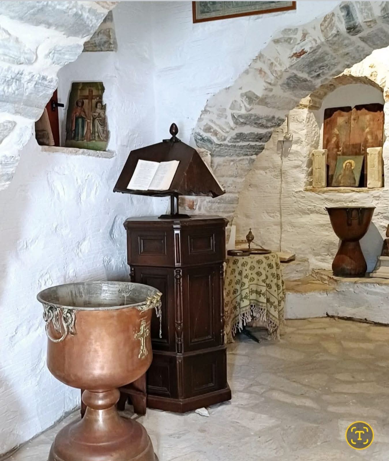 Παλαιό ψαλτήρι και ιστορική κολυμβήθρα