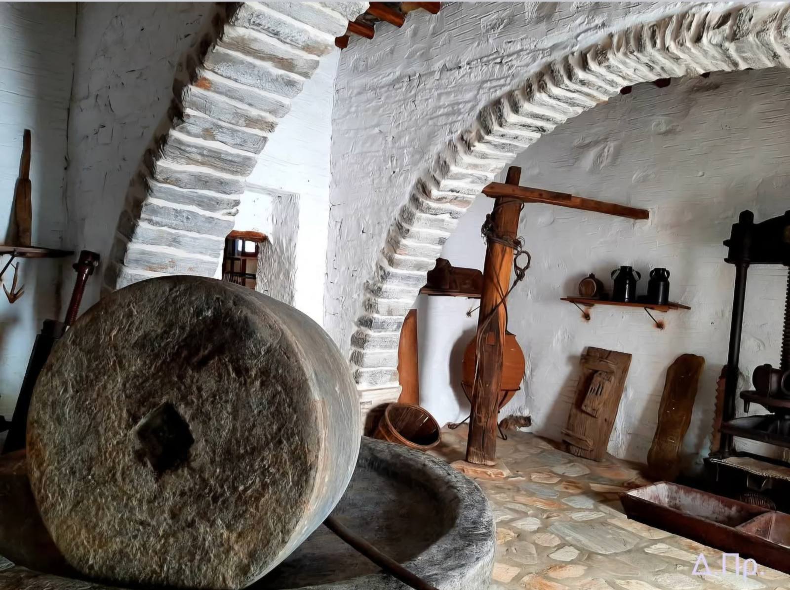 Παραδοσιακή μυλόπετρα ελαιοτριβείου